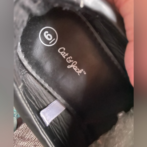 Boys shoes 👟 Cat & Jack size 6-black pre owned in good shape! - Picture 6 of 6